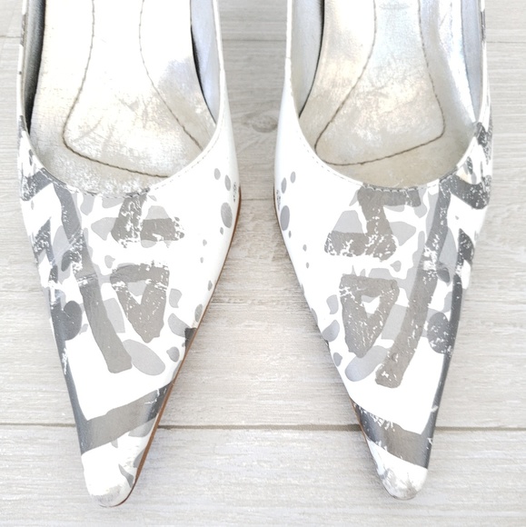 Carlos Santana Abstract Print Pointy Toe Pumps - Picture 3 of 5